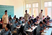 सांदीपनि विद्यालय छपारा में साइबर क्विज प्रतियोगिता के विजेताओं को पुरस्कृत करते नगर निरीक्षक