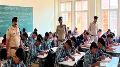 सांदीपनि विद्यालय छपारा में साइबर क्विज प्रतियोगिता के विजेताओं को पुरस्कृत करते नगर निरीक्षक