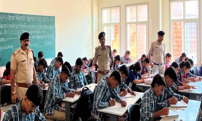 सांदीपनि विद्यालय छपारा में साइबर क्विज प्रतियोगिता के विजेताओं को पुरस्कृत करते नगर निरीक्षक
