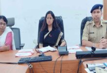 जिला सड़क सुरक्षा समिति की बैठक की अध्यक्षता करतीं कलेक्टर नेहा मीना