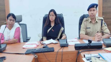 सड़क सुरक्षा पर कलेक्टर सख्त, ब्लैक स्पॉट सुधार और अतिक्रमण हटाने के दिए निर्देश | Dainik Yashonnati जिला सड़क सुरक्षा समिति की बैठक की अध्यक्षता करतीं कलेक्टर नेहा मीना