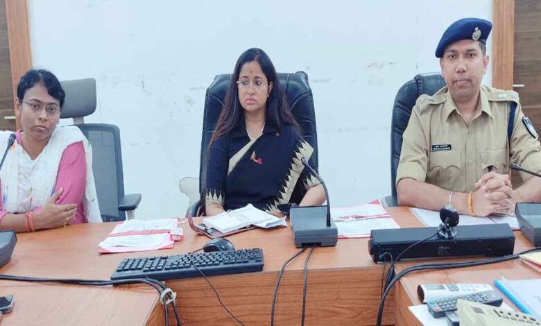 जिला सड़क सुरक्षा समिति की बैठक की अध्यक्षता करतीं कलेक्टर नेहा मीना