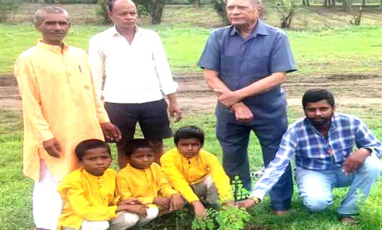 छिंदवाड़ा के चारगांव करबल में एकल अभियान द्वारा 2000 फलदार पौधों के वितरण एवं वन यात्रा कार्यक्रम।