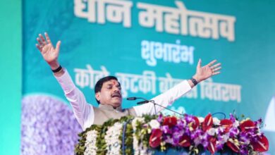 धान भावांतर योजना सिवनी - राज्य स्तरीय धान महोत्सव में मुख्यमंत्री डॉ. मोहन यादव किसानों के साथ धान रोपाई करते हुए।