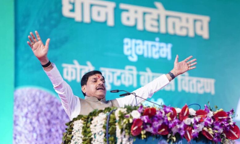 धान किसानों को भावांतर योजना का तोहफा: मुख्यमंत्री डॉ. मोहन यादव ने सिवनी से की बड़ी घोषणा, 494 करोड़ के विकास कार्यों की सौगात | Dainik Yashonnati धान भावांतर योजना सिवनी - राज्य स्तरीय धान महोत्सव में मुख्यमंत्री डॉ. मोहन यादव किसानों के साथ धान रोपाई करते हुए।