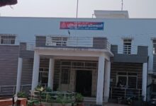 रिपोर्ट बदलने का आरोप: मारपीट, ₹7 हजार और मोबाइल छीनने की शिकायत पर एसपी से निष्पक्ष जांच की मांग | Dainik Yashonnati सिवनी एसपी कार्यालय में कोतवाली पुलिस के खिलाफ शिकायत सौंपते परसराम सनोडिया