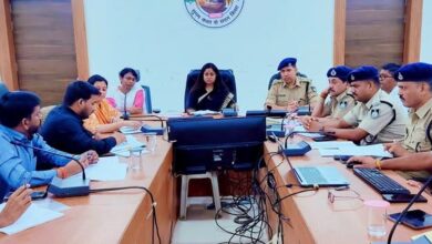 सिवनी कलेक्ट्रेट में कलेक्टर नेहा मीना की अध्यक्षता में आयोजित एनकार्ड बैठक।