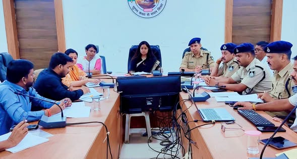 सिवनी कलेक्ट्रेट में कलेक्टर नेहा मीना की अध्यक्षता में आयोजित एनकार्ड बैठक।