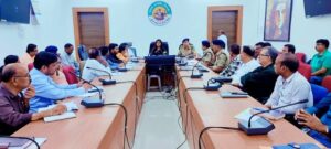 सिवनी कलेक्ट्रेट में कलेक्टर नेहा मीना की अध्यक्षता में आयोजित एनकार्ड बैठक।