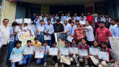 सेफ क्लिक 2.0 मैराथन में विजेता मिशन स्कूल छपारा के विद्यार्थियों को सम्मानित करते अतिथि