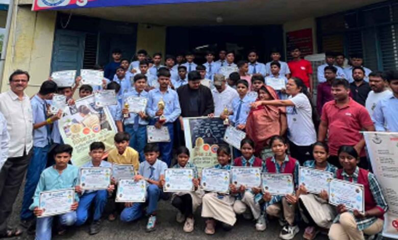 सेफ क्लिक 2.0 मैराथन में विजेता मिशन स्कूल छपारा के विद्यार्थियों को सम्मानित करते अतिथि