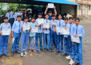 सेफ क्लिक 2.0 मैराथन में विजेता मिशन स्कूल छपारा के विद्यार्थियों को सम्मानित करते अतिथि