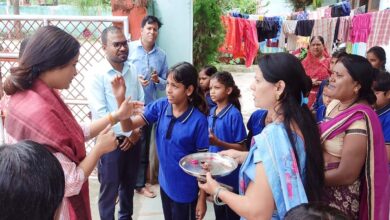 विशेष आवश्यकता वाली छात्राओं के बीच बैठीं कलेक्टर नेहा मीना, साथ किया भोजन; छात्रावास की व्यवस्थाएं सुधारने के दिए सख्त निर्देश | Dainik Yashonnati कलेक्टर नेहा मीना सीडब्ल्यूएसएन छात्रावास सिवनी में विशेष आवश्यकता वाली छात्राओं के साथ भोजन करते हुए