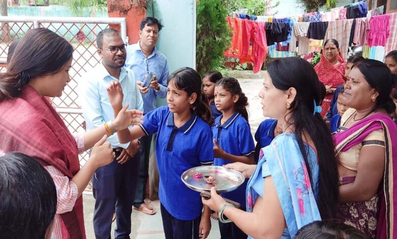 कलेक्टर नेहा मीना सीडब्ल्यूएसएन छात्रावास सिवनी में विशेष आवश्यकता वाली छात्राओं के साथ भोजन करते हुए