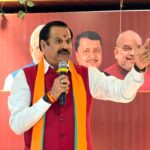 दतिया उपचुनाव कार्यालय में चिकित्सा प्रकोष्ठ की बैठक को संबोधित करते भाजपा प्रदेश प्रभारी डॉ. महेंद्र सिंह