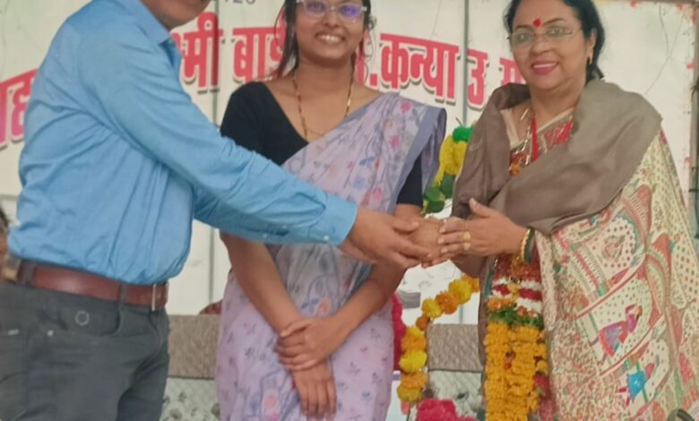 महारानी लक्ष्मीबाई कन्या शाला की प्राचार्य डॉ. आराधना राजपूत सेवानिवृत्त, भावभीनी विदाई दी गई | Dainik Yashonnati महारानी लक्ष्मीबाई कन्या शाला की प्राचार्य डॉ. आराधना राजपूत सेवानिवृत्त, भावभीनी विदाई दी गई - Seoni News