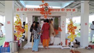 छपारा के बैनगंगा नदी तट स्थित श्री 108 सिद्ध बाबा महाराज मंदिर के 50वें स्थापना दिवस पर आयोजित हवन-पूजन और महाआरती का दृश्य।