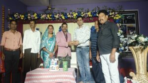 वरिष्ठ शिक्षक रविन्द्र कुमार यादव के सम्मान समारोह का दृश्य, ग्राम छींदा केवलारी