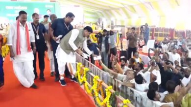 सिवनी की नवगठित सेवा सहकारी समितियों के संचालन की मांग को लेकर ज्ञापन सौंपते अब्दुल शफीक खान।