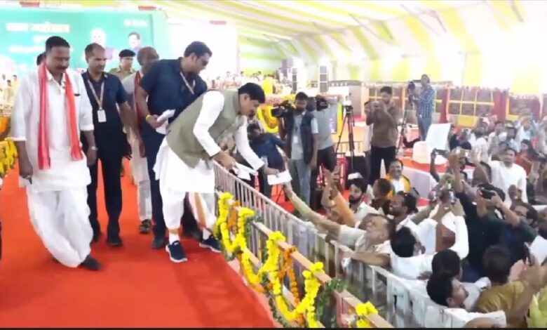 सिवनी की नवगठित सेवा सहकारी समितियों के संचालन की मांग को लेकर ज्ञापन सौंपते अब्दुल शफीक खान।