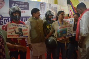 सीएम डॉ. मोहन यादव ने सिवनी में युवाओं को बांटे हेलमेट, 'राहवीर योजना' के तहत हिमांशु का किया सम्मान | Dainik Yashonnati मुख्यमंत्री डॉ. मोहन यादव सिवनी में हेलमेट वितरण करते हुए एवं राहवीर योजना के तहत हिमांशु को सम्मानित करते हुए।