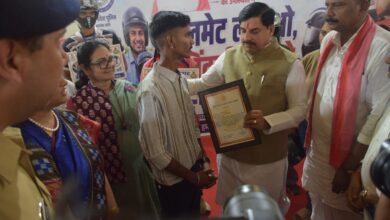 सीएम डॉ. मोहन यादव ने सिवनी में युवाओं को बांटे हेलमेट, 'राहवीर योजना' के तहत हिमांशु का किया सम्मान | Dainik Yashonnati मुख्यमंत्री डॉ. मोहन यादव सिवनी में हेलमेट वितरण करते हुए एवं राहवीर योजना के तहत हिमांशु को सम्मानित करते हुए।