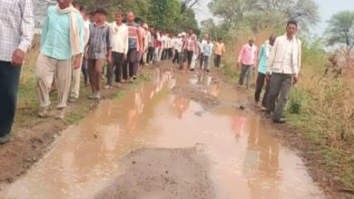 अरबों की सड़कें कहां बनीं? अंतिम यात्रा का रास्ता भी दलदल में, कंधों पर शव ले जाने को मजबूर ग्रामीण | Dainik Yashonnati सिवनी के देवरी कला गांव में बारिश के बाद कीचड़ में तब्दील मोक्षधाम मार्ग