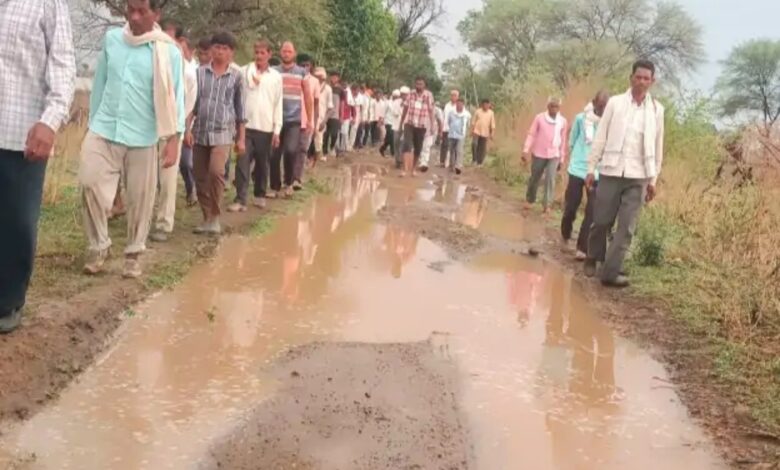 सिवनी के देवरी कला गांव में बारिश के बाद कीचड़ में तब्दील मोक्षधाम मार्ग