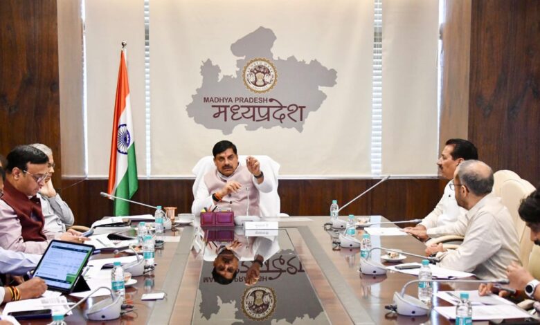मुख्यमंत्री डॉ. मोहन यादव किसान कल्याण वर्ष 2026 की समीक्षा बैठक करते हुए