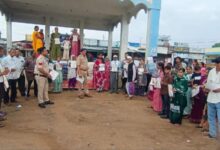 उगली पुलिस द्वारा वन सेफ क्लिक अभियान के तहत साइबर जागरूकता कार्यक्रम में ग्रामीणों को ऑनलाइन ठगी से बचाव की जानकारी देते थाना प्रभारी दयाराम शरणागत।