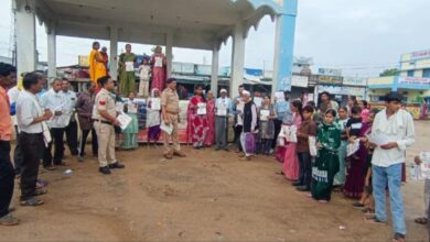 वन सेफ क्लिक अभियान: उगली पुलिस ने बस स्टैंड पर चलाया साइबर जागरूकता अभियान, ग्रामीणों को दी ऑनलाइन ठगी से बचने की सीख | Dainik Yashonnati उगली पुलिस द्वारा वन सेफ क्लिक अभियान के तहत साइबर जागरूकता कार्यक्रम में ग्रामीणों को ऑनलाइन ठगी से बचाव की जानकारी देते थाना प्रभारी दयाराम शरणागत।