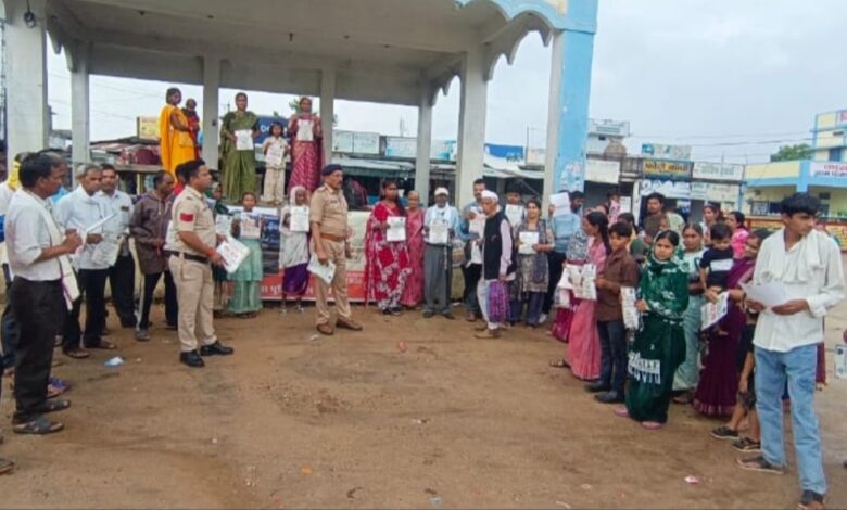 उगली पुलिस द्वारा वन सेफ क्लिक अभियान के तहत साइबर जागरूकता कार्यक्रम में ग्रामीणों को ऑनलाइन ठगी से बचाव की जानकारी देते थाना प्रभारी दयाराम शरणागत।