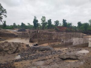 लोकार्पण के तीन दिन बाद ही बह गई करोड़ों की सड़क, पहली बारिश ने खोली निर्माण तंत्र की पोल | Dainik Yashonnati मोहबर्रा–सारसडोल सड़क पहली बारिश में क्षतिग्रस्त, सिवनी