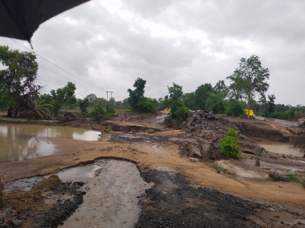 केवलारी क्षेत्र में पहली बारिश के बाद क्षतिग्रस्त हुई मोहबर्रा-सारसडोल सड़क और जेवनारा-पां. छपारा पुलिया