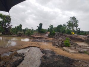 लोकार्पण के तीन दिन बाद ही बह गई करोड़ों की सड़क, पहली बारिश ने खोली निर्माण तंत्र की पोल | Dainik Yashonnati मोहबर्रा–सारसडोल सड़क पहली बारिश में क्षतिग्रस्त, सिवनी