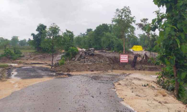 केवलारी क्षेत्र में पहली बारिश के बाद क्षतिग्रस्त हुई मोहबर्रा-सारसडोल सड़क और जेवनारा-पां. छपारा पुलिया