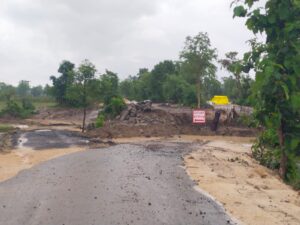 लोकार्पण के तीन दिन बाद ही बह गई करोड़ों की सड़क, पहली बारिश ने खोली निर्माण तंत्र की पोल | Dainik Yashonnati मोहबर्रा–सारसडोल सड़क पहली बारिश में क्षतिग्रस्त, सिवनी