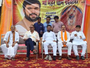 लखनादौन में विधायक दिनेश राय मुनमुन सांसद विवेक बंटी साहू की पदयात्रा का स्वागत करते हुए