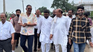 लखनादौन में विधायक दिनेश राय मुनमुन सांसद विवेक बंटी साहू की पदयात्रा का स्वागत करते हुए