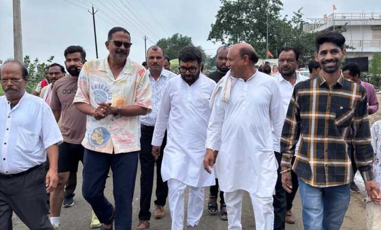 लखनादौन में विधायक दिनेश राय मुनमुन सांसद विवेक बंटी साहू की पदयात्रा का स्वागत करते हुए