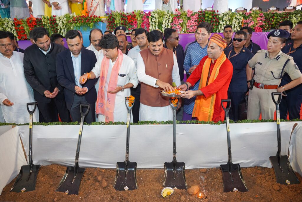 शिवपुरी में 2500 करोड़ डिफेंस यूनिट का शिलान्यास करते मुख्यमंत्री डॉ. मोहन यादव और ज्योतिरादित्य सिंधिया
