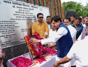 मुख्यमंत्री डॉ. मोहन यादव भोपाल में डॉ. श्यामा प्रसाद मुखर्जी की प्रतिमा पर माल्यार्पण करते हुए