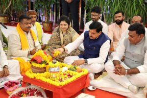 मुख्यमंत्री डॉ. मोहन यादव स्मार्ट इंडस्ट्रियल पार्क का भूमि-पूजन करते हुए
