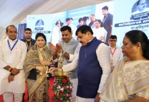 मुख्यमंत्री डॉ. मोहन यादव स्मार्ट इंडस्ट्रियल पार्क का भूमि-पूजन करते हुए