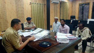 सिवनी पुलिस जनसुनवाई में नागरिकों की शिकायतें सुनते एसपी कृष्ण लालचंदानी
