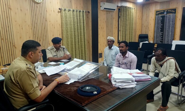 सिवनी पुलिस जनसुनवाई में नागरिकों की शिकायतें सुनते एसपी कृष्ण लालचंदानी