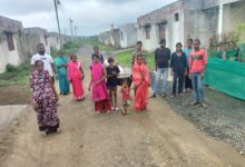 बीझावाड़ा प्रधानमंत्री आवास योजना कॉलोनी में बदहाल सड़क और क्षतिग्रस्त आवास