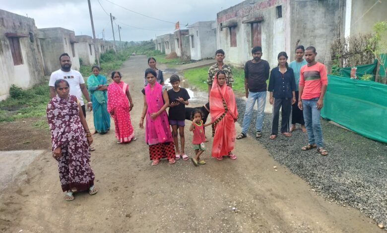 बीझावाड़ा प्रधानमंत्री आवास योजना कॉलोनी में बदहाल सड़क और क्षतिग्रस्त आवास