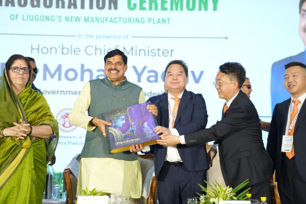 मुख्यमंत्री डॉ. मोहन यादव धार के पीथमपुर में लियुगोंग इंडिया प्राइवेट लिमिटेड की 272 करोड़ रुपये की नई विनिर्माण इकाई का भूमि-पूजन करते हुए।