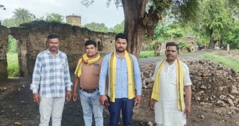 छपारा की ऐतिहासिक गोंडवाना गढ़ी का निरीक्षण करते गोंडवाना समाज के प्रतिनिधि